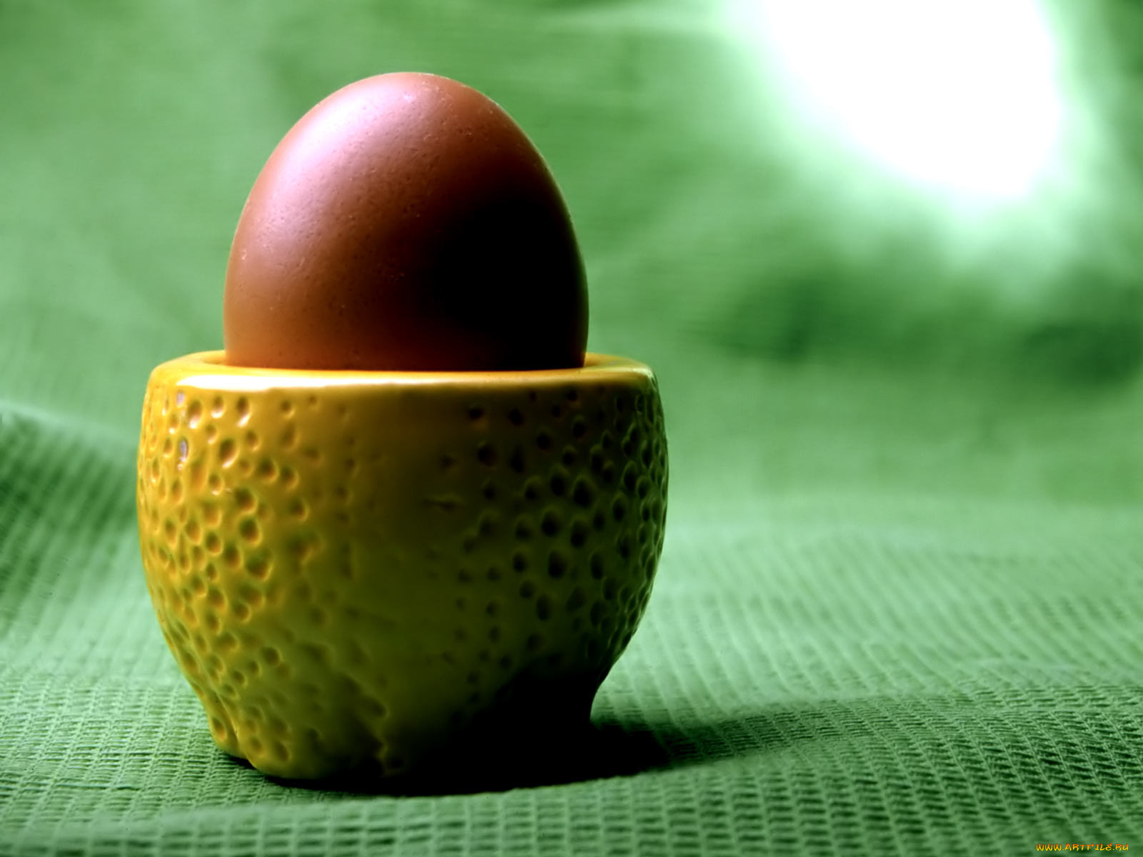 Пасха 1024. Яйцо. Пасхальное яйцо. Пасха обои. Подставка для яиц.